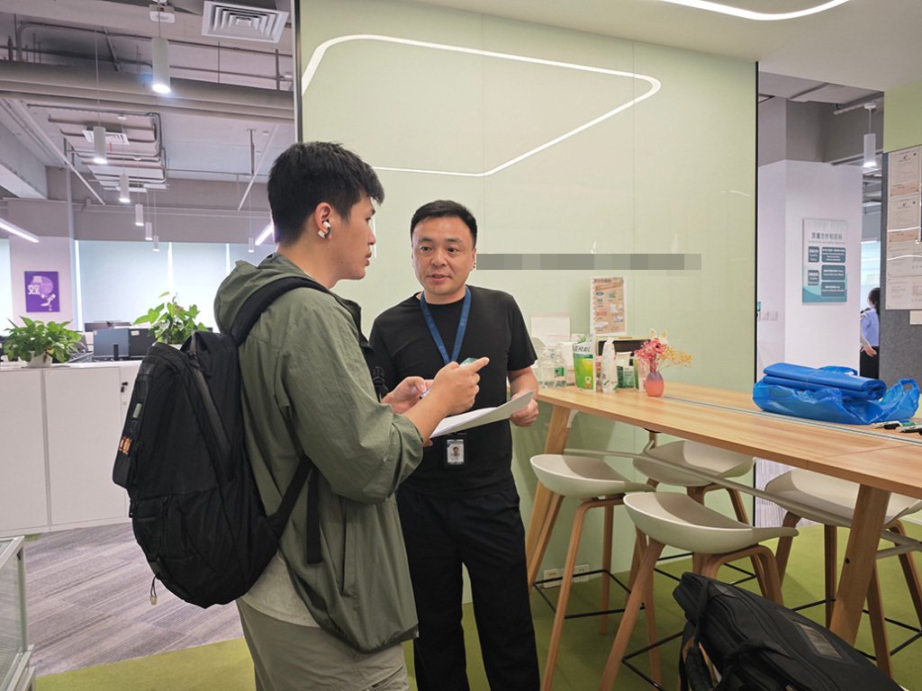 “珠峰战队”队长杜孔（右一）在搜查现场提示固定证据等工作要点。  上海市公安局 供图