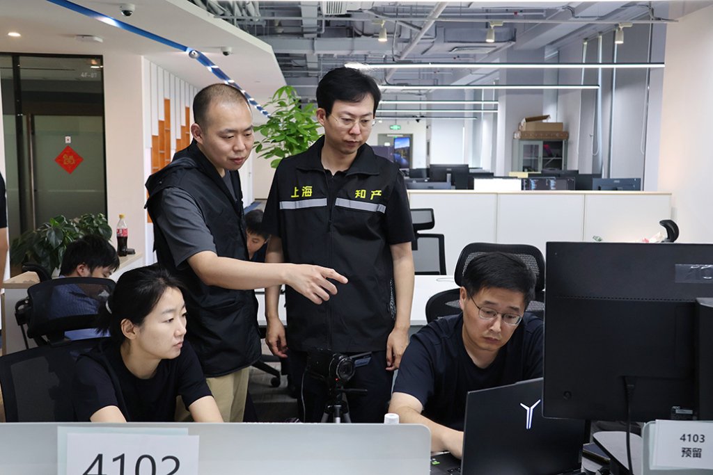 “珠峰战队”队员在搜查现场办案。  上海市公安局 供图